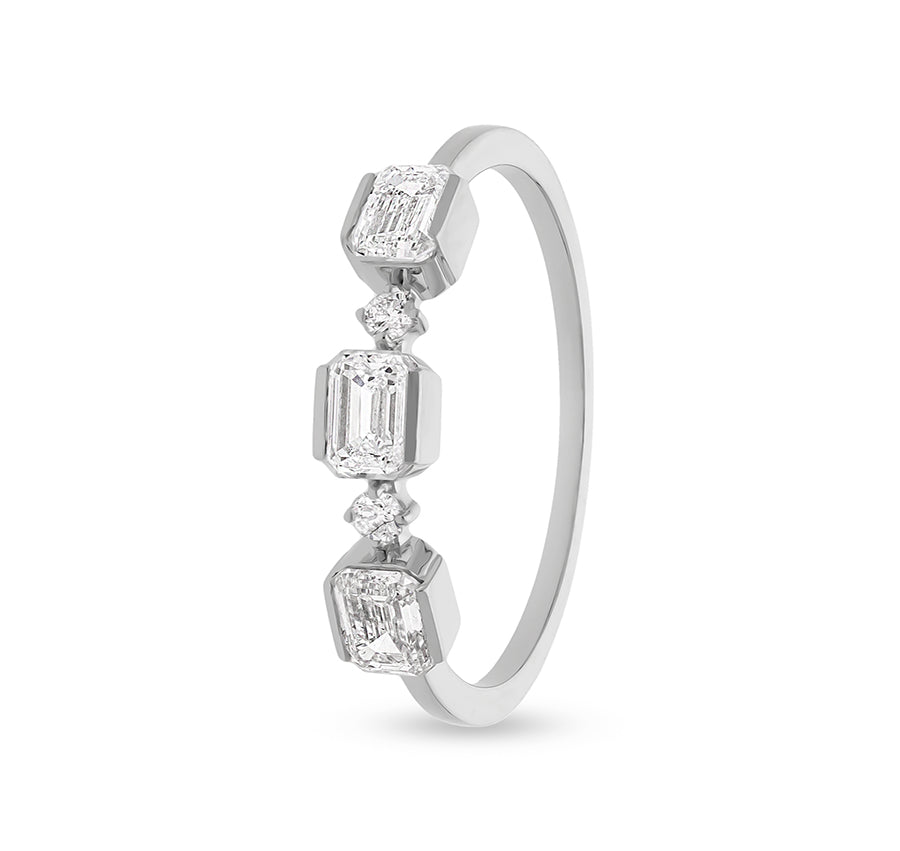 Thrice Emerald and Twice Round Natural Diamonds White Gold Casual Ring